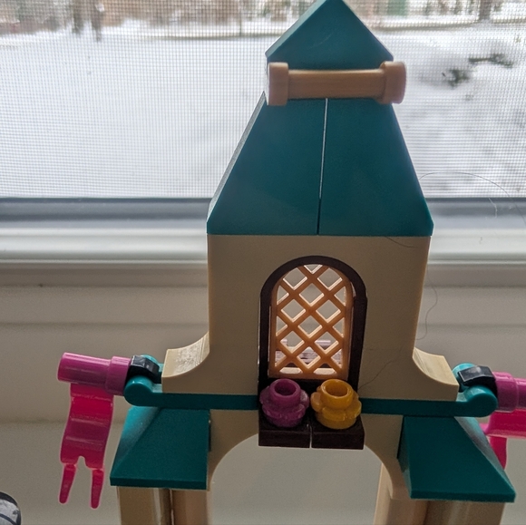 LEGO 43198 Disney Anna's Castle Courtyard Building Toy (Missing Anna) - Picture 6 of 10